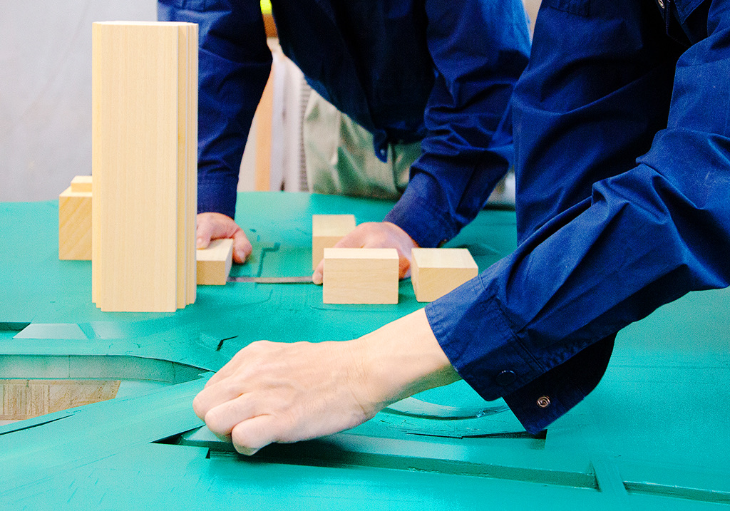 実験模型を手作業で組み上げる様子